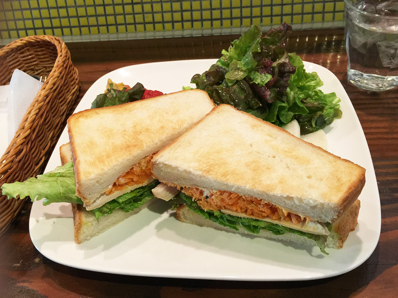 PAIN et GOHAN （パンとごはん）の『Sandwich スモークチキン&amp;ベジタブルサンド サラダ』1080円