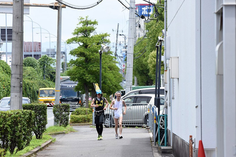 100kmマラソン中の深田和良とぽわん・舘松子莉