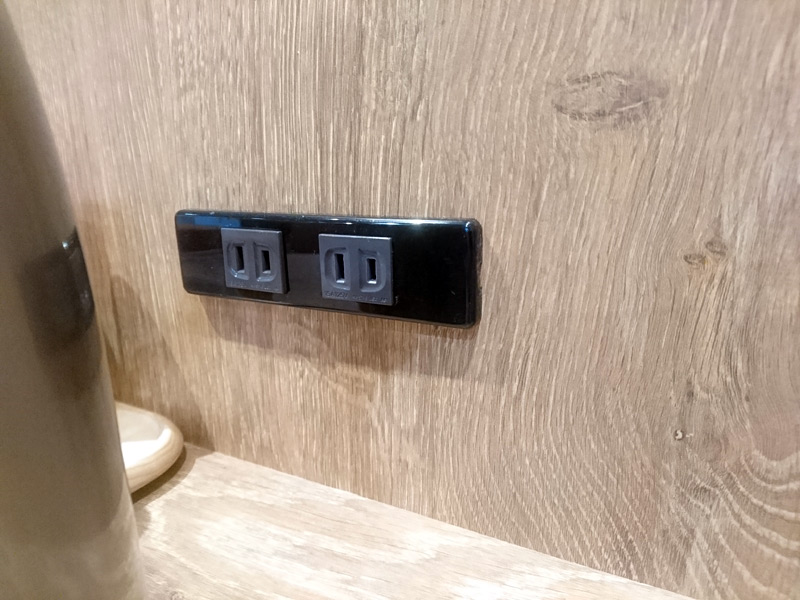 カウンターには電源もあり、