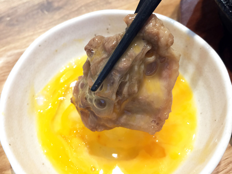 お肉を生卵につけていただきます。ああ、すき焼きがある国に生まれて良かった