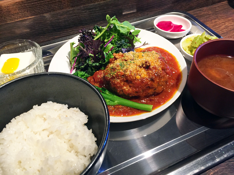うしとら壱号店の日替わり!?ほっこり定食「手ごねハンバーグトマト煮込み」1000円(税込)