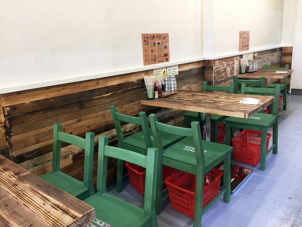 テーブル席。以前のラーメン屋さんの面影は全くありません。確かになんとなく湘南っぽい