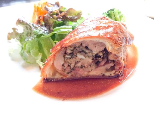 ブリキボタン　鶏肉とキノコのパイ包み焼き赤ワインソース