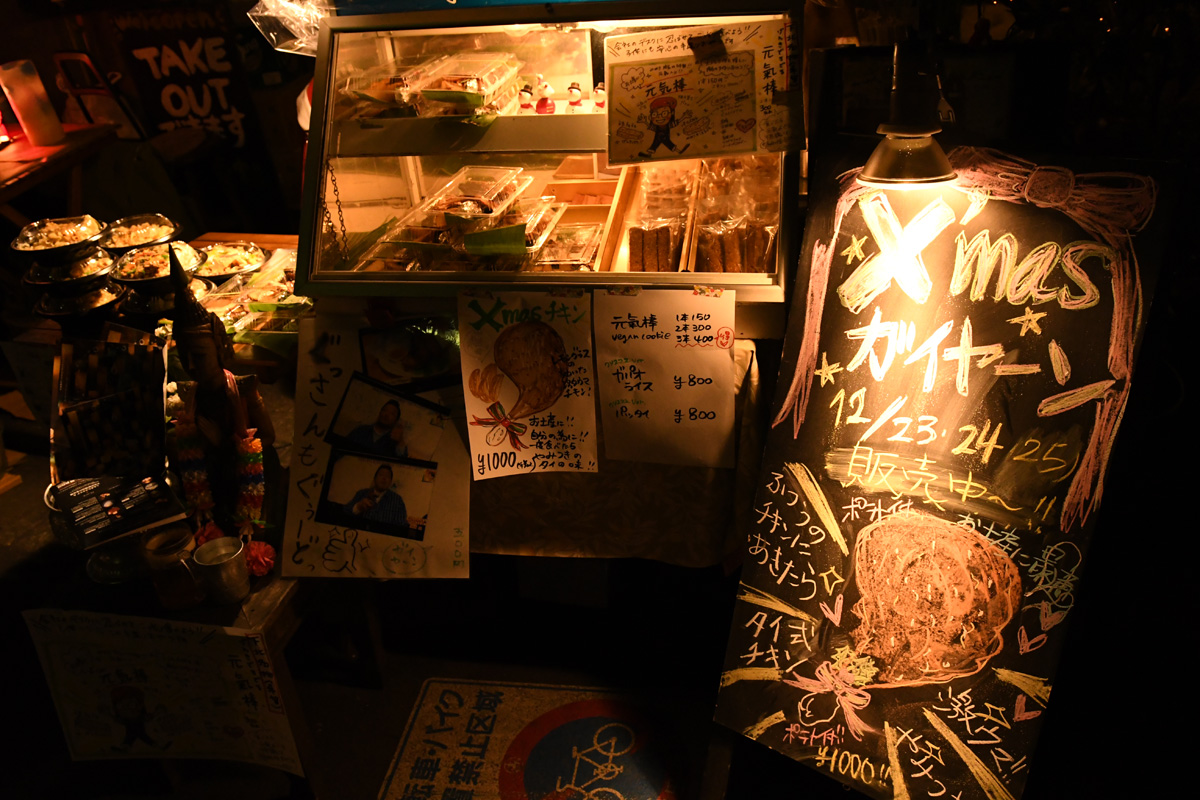 ティッチャイはタイ料理のお店。というわけで、X'masチキンもタイ料理のガイヤーンです。ここでしか買えないチキンをぜひ!