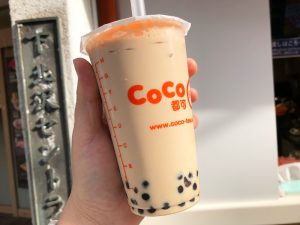 CoCo都可 下北沢店の「タピオカミルクティー」Mサイズ 318円（税込・キャンペーン価格）