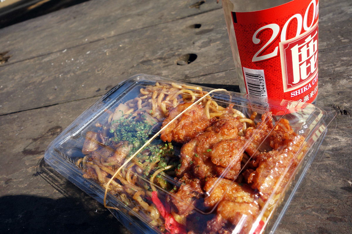 平日の真っ昼間から、焼きそばと唐揚げ、そしてワンカップ。桜の花見とは違う趣深さがあります