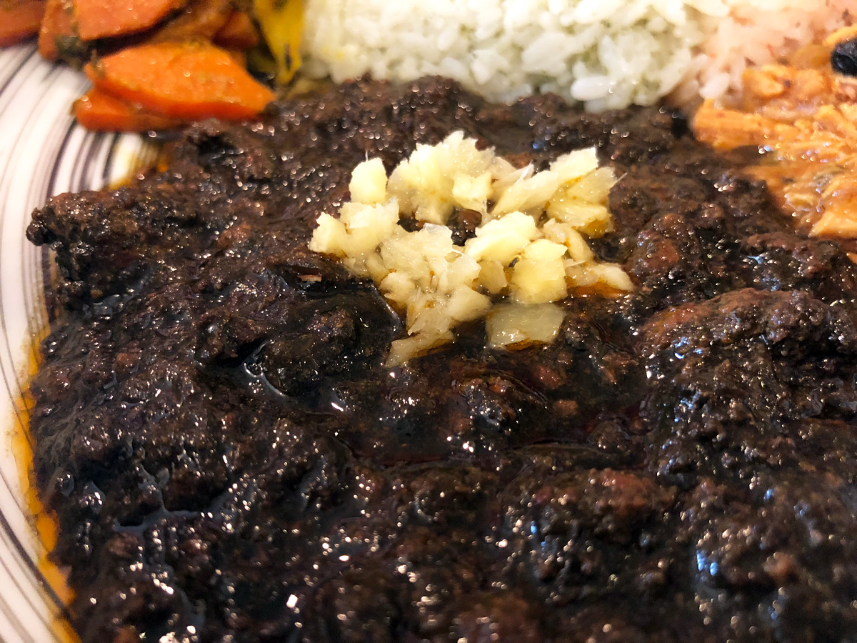 『和風黒キーマカレー』は醤油とダシで味付けした和風のカレー、黒いのは竹炭を使用しているから