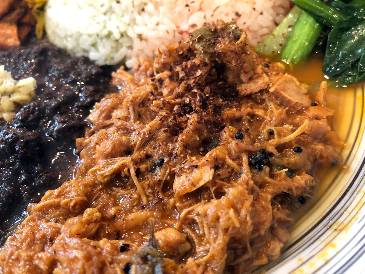 『チキンニハリ』は鶏肉を使った煮込み料理のこと。一般的には羊で作られており、鶏は珍しいとのこと