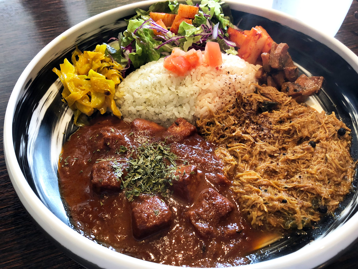 涅槃カレー『トマトパニール』『チキンニハリ』1300円(税込)