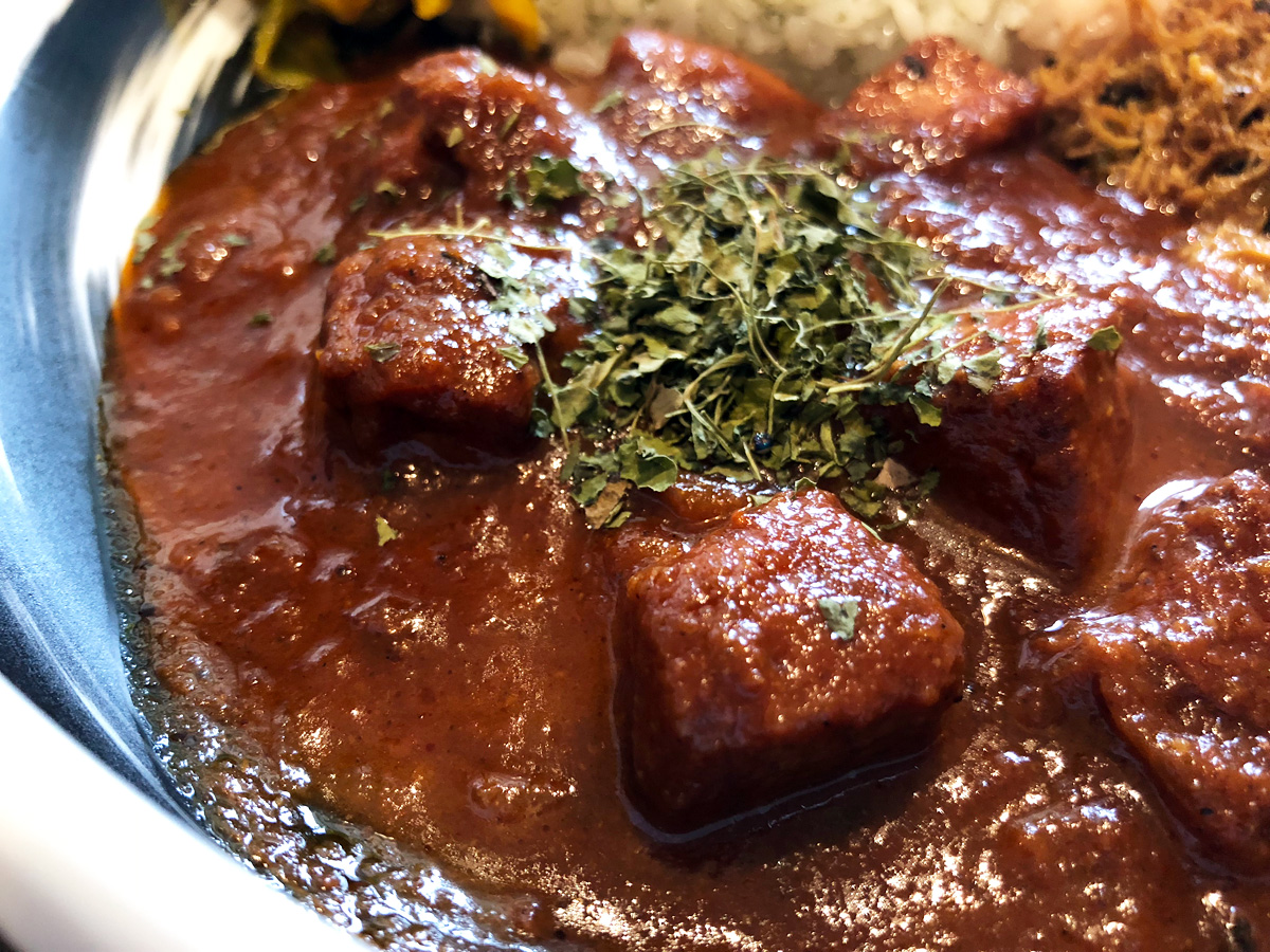 『トマトパニール』はトマトとカッテージチーズ(パニール)のカレー、ほうれん草を使ったサグパニールが有名
