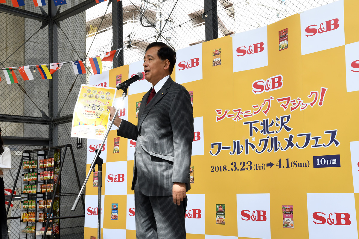 保坂区長「1カ所のイベント会場で開催されるフードイベントが多く開催されていますが、このイベントは下北沢にすでにあるお店、それぞれの特徴のあるお店の味わいを知ることげできる、町おこし的なイベントの側面もあります」