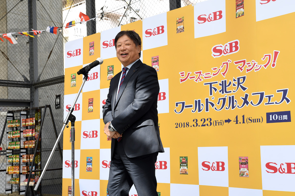 エスビー食品株式会社 土居様「2010年にシーズニングスパイスを発売、1分から10分で簡単においしい料理ができる商品です。毎日のメニューに悩む主婦の皆様に、シーズニングを使って一つのメニューができることもあり、販売4億食を突破しました。それを記念して、今回のイベントを開催させていただきます。」