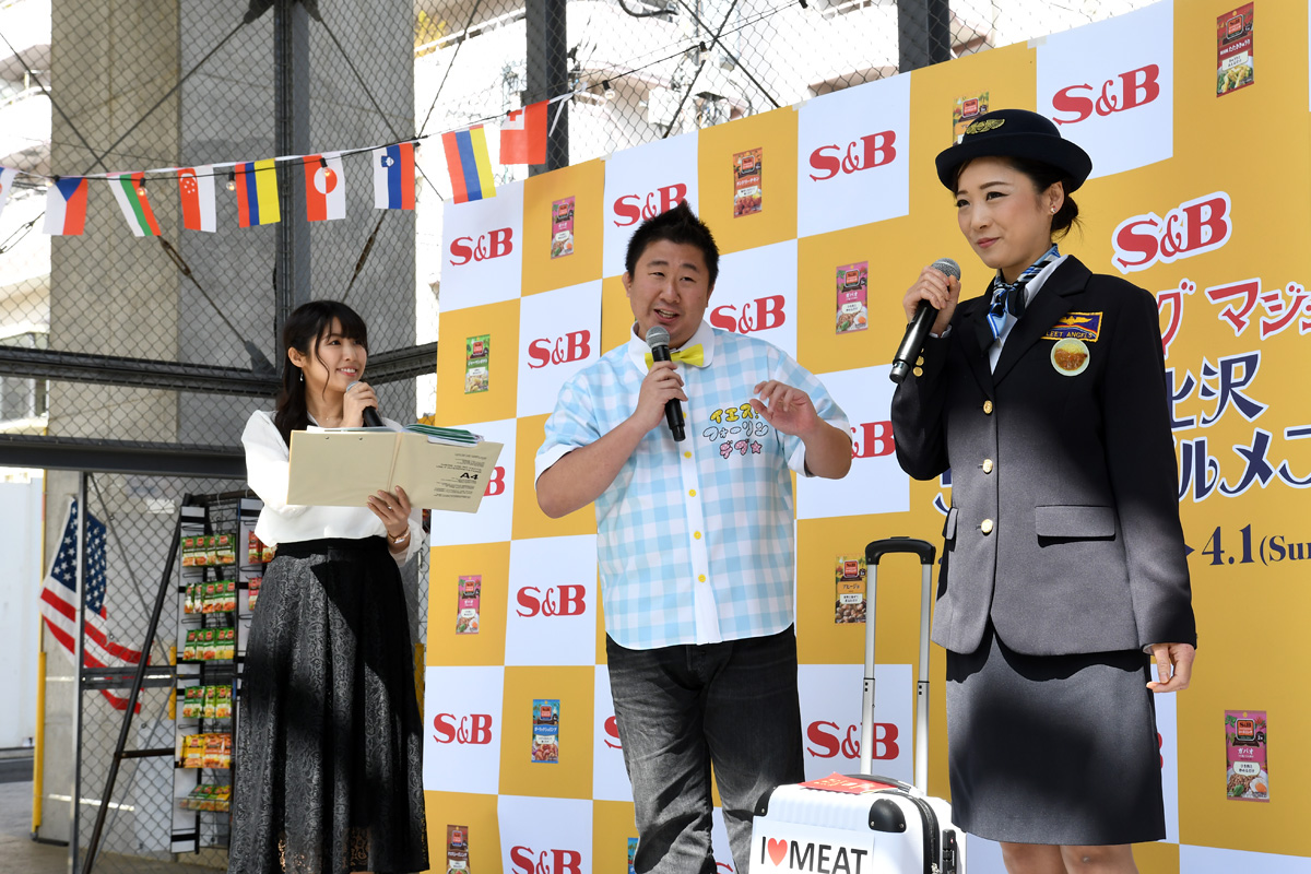 一条もんこさん(右)とはっしーさん(中)<br> キャビンアテンダント(CA)の衣装に身を包んだもんこさんに対して、「もんこさんはCAでもカレー・アテンダントですね」とはっしーさん