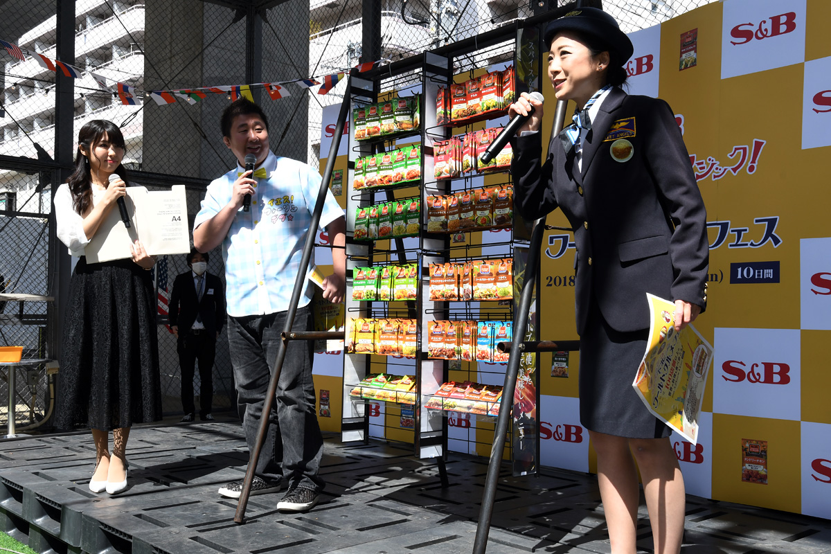 販売4億食を突破した、SPICE&HERBシーズニング。もんこさんは58種類のシーズニングを体験し、調理が簡単で本格的な料理ができると太鼓判。さらに、バジリコやペペロンチーノなどパスタに和えるシーズニングを、レンジアップしたエノキにオイルとまぶすだけでヘルシーなパスタになるというアレンジ案も披露。一品作るのに1分から5分くらい、混ぜるだけというものもあり忙しい主婦の味方になるとのコメントも。一方、はっしーさんはガパオのシーズニングを手に、タイのガパオが食べたいと思っていて、自宅でガパオが食べられる時代になった、しかも2分でできると感動していました
