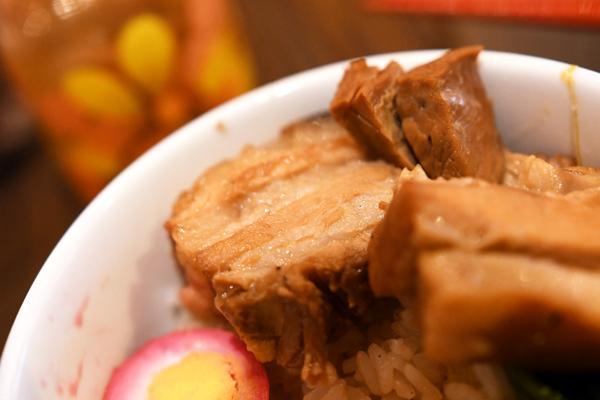 しっかりと煮込まれ味のしみこんだ豚バラ肉、とろける柔らかさ
