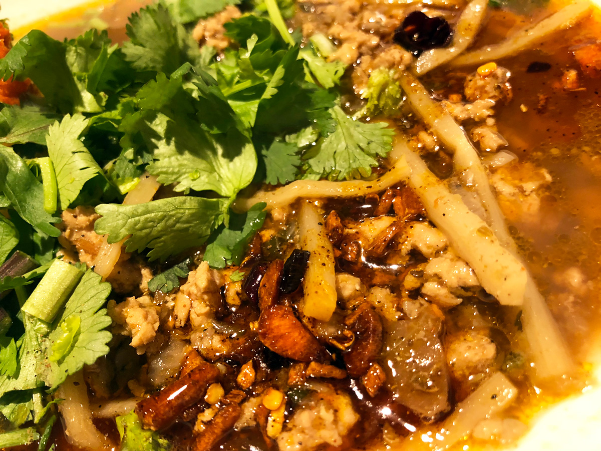 パクチーがとても似合うカレー、様々な食感で味わうことができます