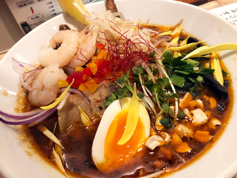 点と線.の『スパイストムヤムラーメン』1200円(税込)