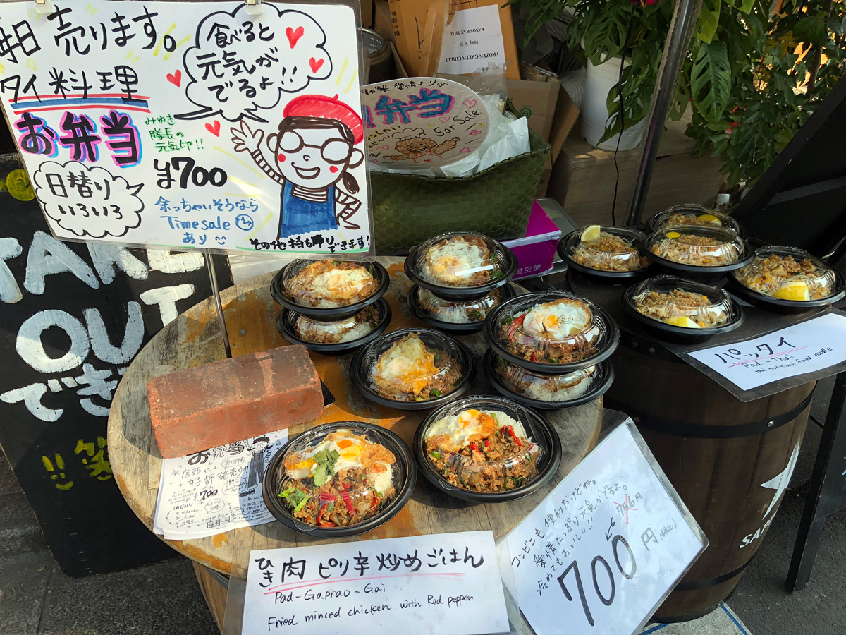 花見シーズンなので、テイクアウトもやってまーす。本格的なタイ料理で花見もオススメ