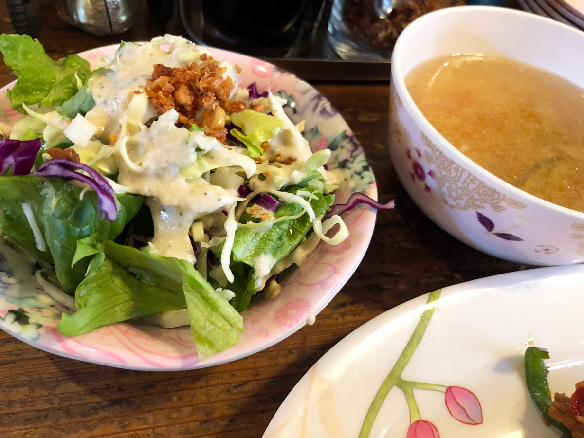 ランチにはさらに、サラダとスープもセットされるのですが、このサラダのドレッシングがとてもおいしいい