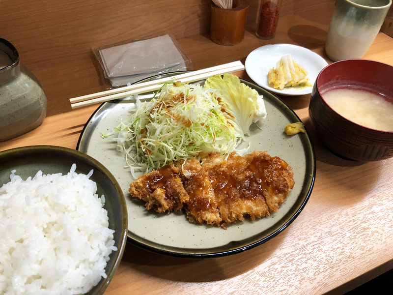 オーダーしたのは「とんかつ定食」700円(税込)