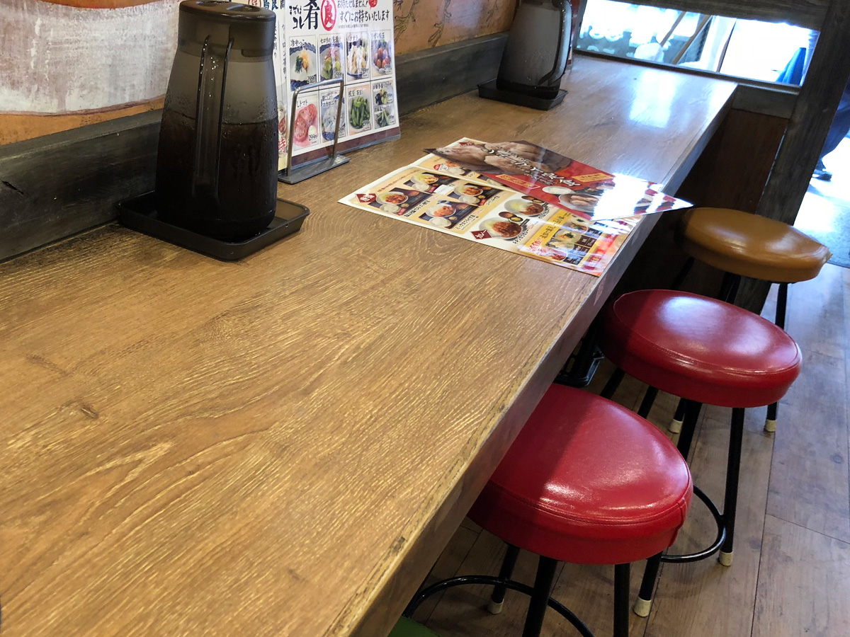 テーブル席が中心ですが、カウンター席もあるので1人でも気にせずに入れます