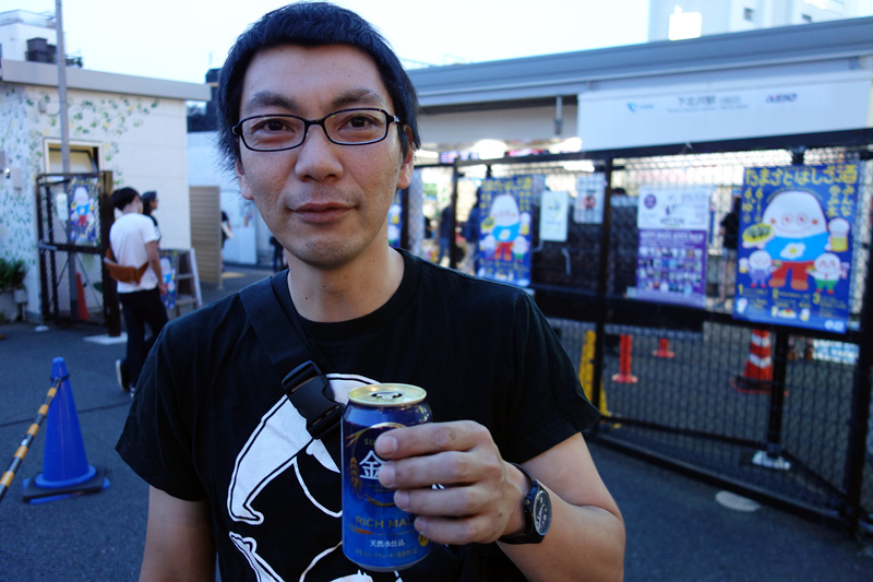 待ち合わせ場所の下北沢駅北口に行くと、すでにビール的なモノを片手にしている松成さんの姿が。なんで、先に飲んじゃうの、、、