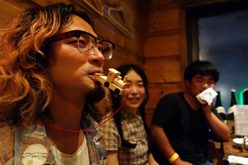 突然笛を吹き始める飯田さん。首からさげていたそれ、笛だったんですね、、