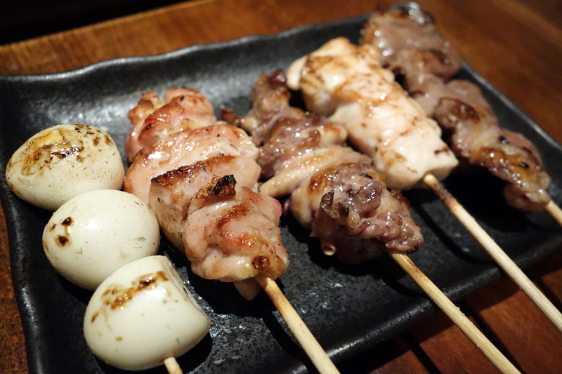 焼き鳥BARなのでもちろん焼き鳥のセットもあります、うずらの玉子の串を含めた「やきとり5本盛」