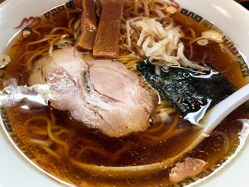 実際に食べたのは、これまた浅草九劇の近くにあるラーメン屋さん「らぁめん めん○(メンマル)」の320円ラーメン。シンプル・懐かしさ・コスパ最強! これはこれでアリと言えるラーメン屋さんでした。下北沢にはこういうラーメン屋さん無くなっちゃったな、、、