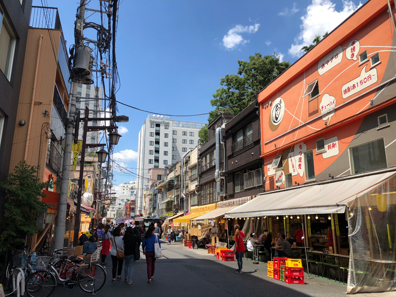 お昼からやっている浅草の飲み屋街ホッピー通り、昼から酔っ払っている人がたくさん