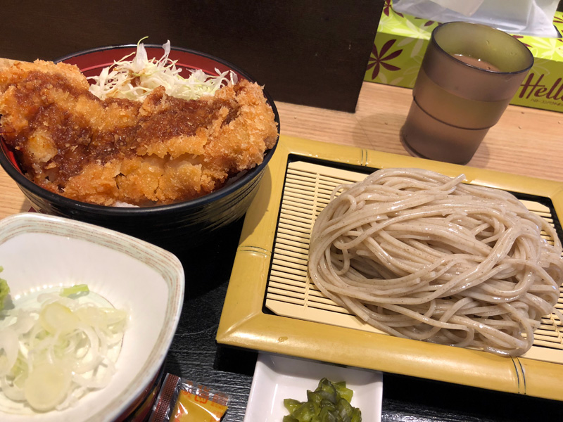 この日は浅草九劇からも近い「本陣そば」。普通の立ち食いそば屋さん的な雰囲気ですが、とてもコシがありツルツルのお蕎麦が食べられます。チキンカツ丼とのセットで690円はリーズナブル! 立ち食い席だけでなく、椅子席もあります。オススメです!