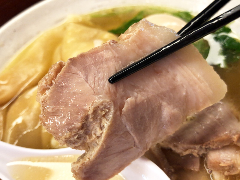 しっかりと煮込まれ噛めば噛むほど旨味のあふれ出すチャーシュー。こちらの食感はほろっとしています