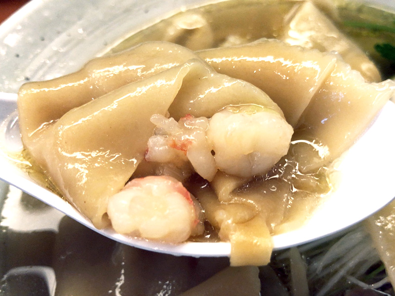 ぷりっぷりの海老が、このラーメンに新たな食感を加える