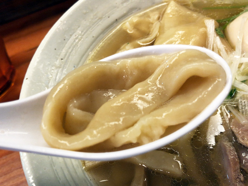とにかく太い、うどんよりも太い、はしで持ち上げると切れてしまう