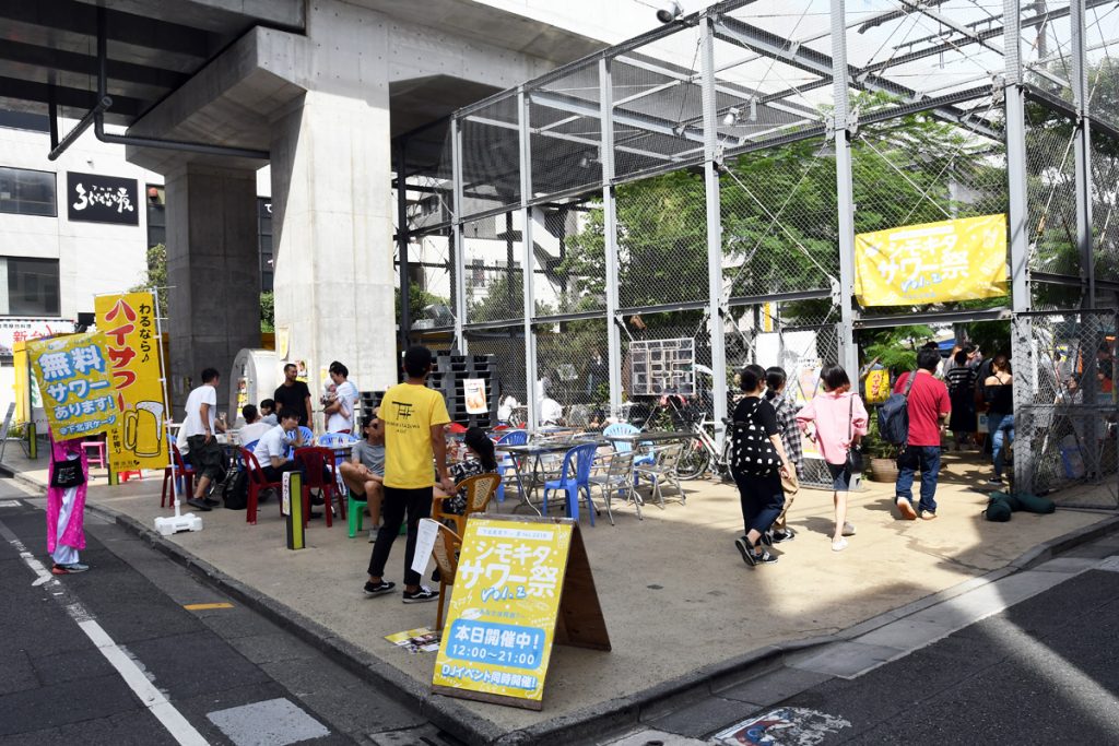 井の頭線高架下に2年前にオープンした「下北沢ケージ」が会場です