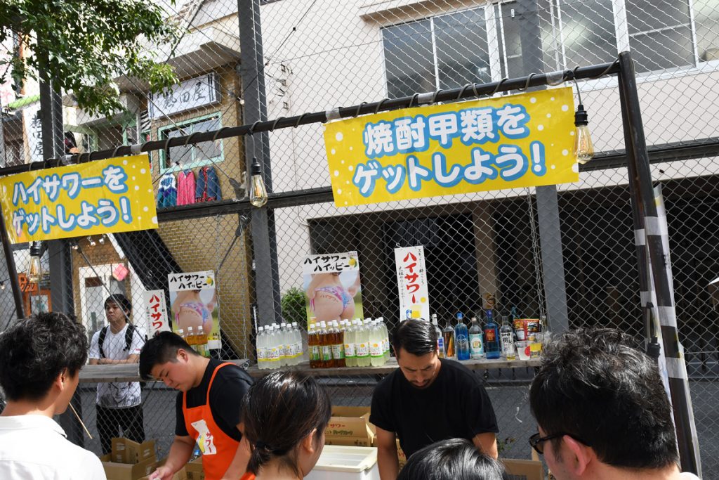 カップをもらったら、隣のカウンターで希望のハイサワーを作ってもらいましょう