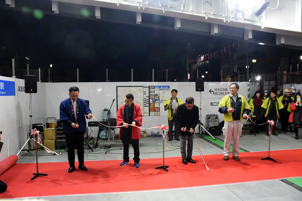 東口利用開始を記念したテープカット