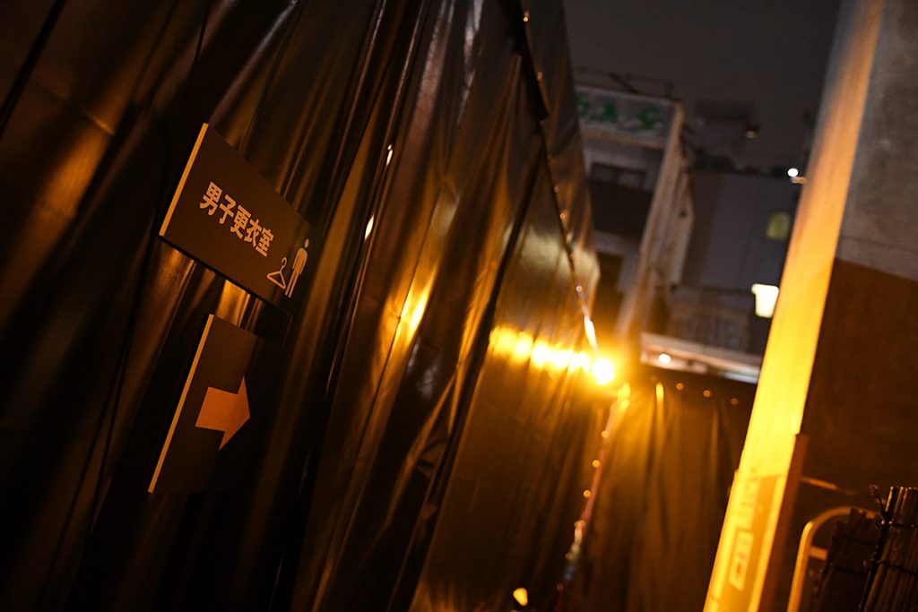 更衣室で持参した水着に着替えサウナへ