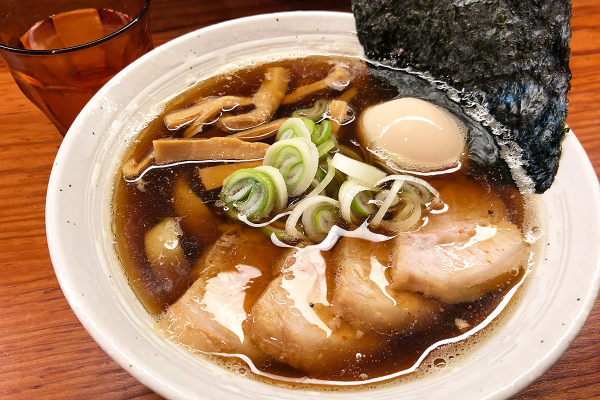 麺と未来の「特製醤油らーめん」1000円（税込）