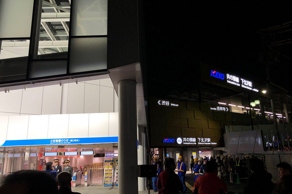 東口は小田急専用となり、右手奥に井の頭線の下北沢駅舎が新設されました