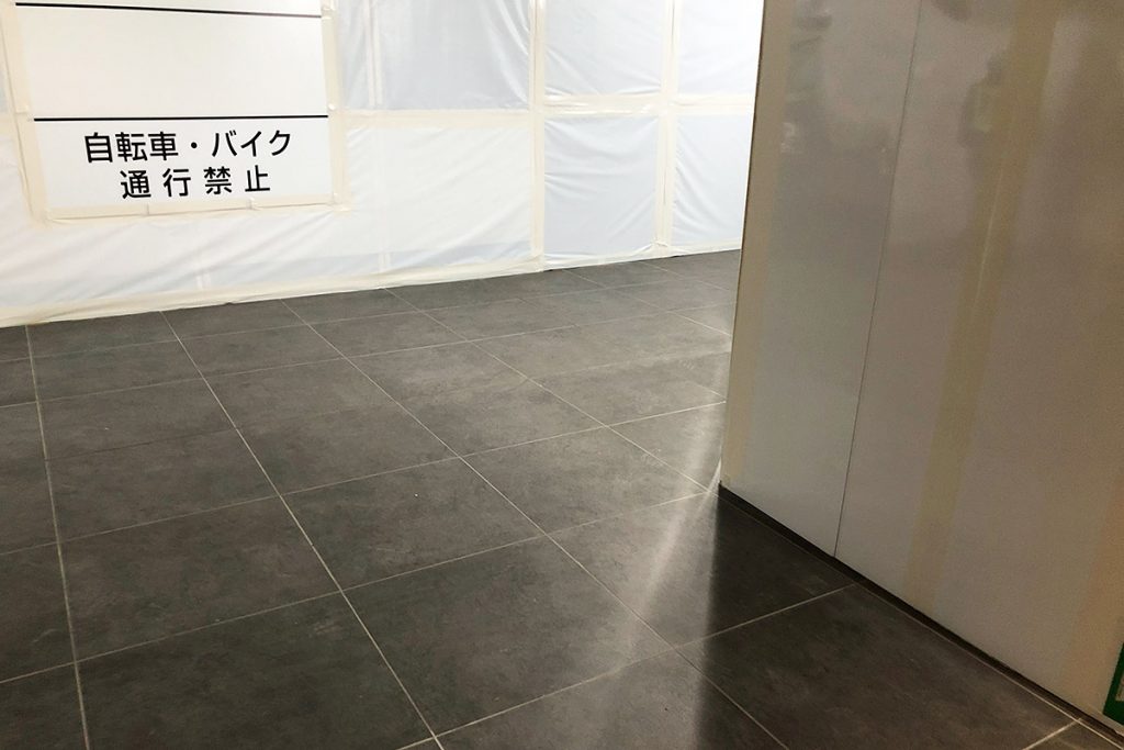 エスカレーターを上がったら左に進み、つきあたりを右に進みます