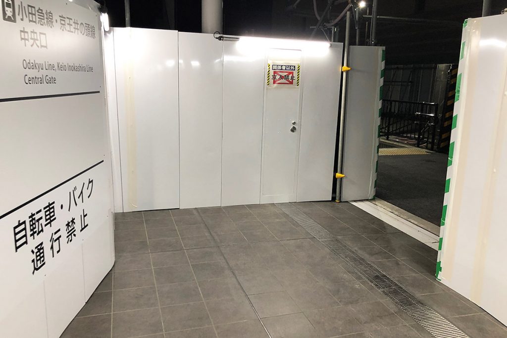 つきあたり右側から外に出られます