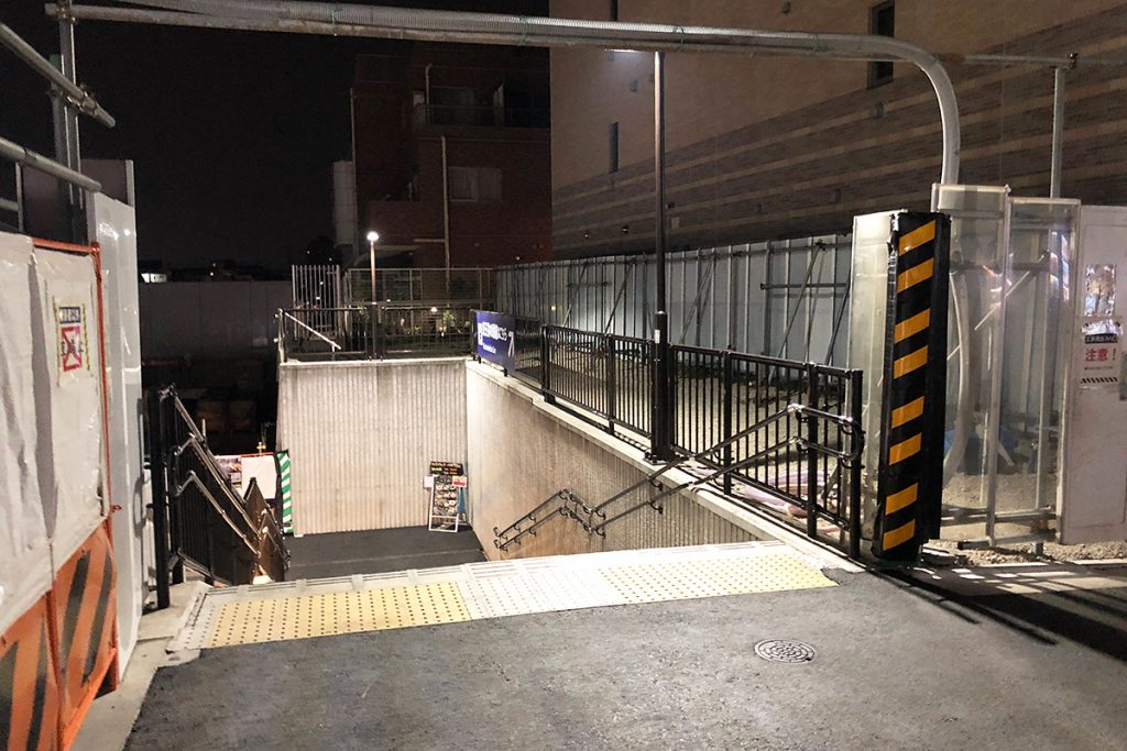 通路を抜け外に出ると、南西口方面の階段の場所に抜けます