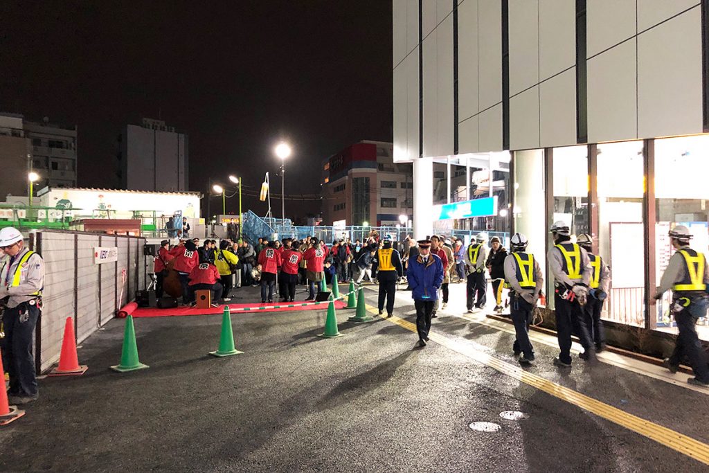すぐに外に出られます、右側には小田急線の東口が見えます