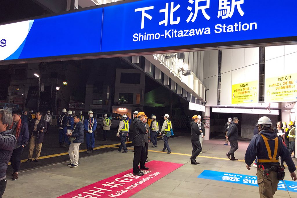 街の南側(下北沢南口商店街)および東側(あずま通り商店街)に行きたい場合は、右側に進みます。小田急線東口が右手に見えるので、どこに出たのかわかると思います