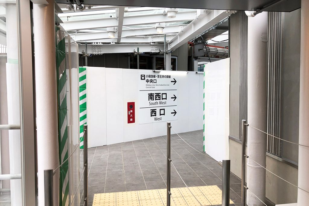 エスカレーターで2階に上がりました