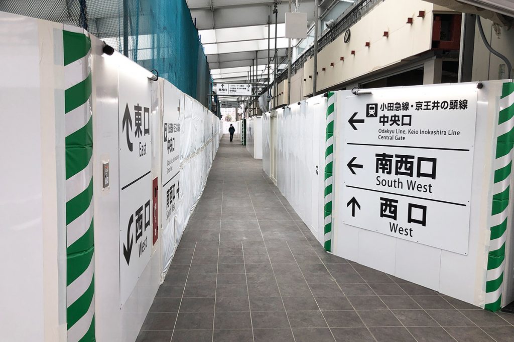 途中で左手側にも通路、この通路は南西口方面および中央口改札からエスカレーターを上がった所につながります。途中にエレベーターもあるので、車椅子の方も小田急線へのアプローチがしやすくなりますね