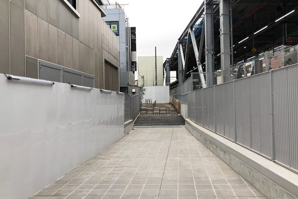 そして、通路をまっすぐ抜けるとしばらく閉鎖されていた道路につながります。ちょうど井の頭線下り線(吉祥寺方面)の前ですね