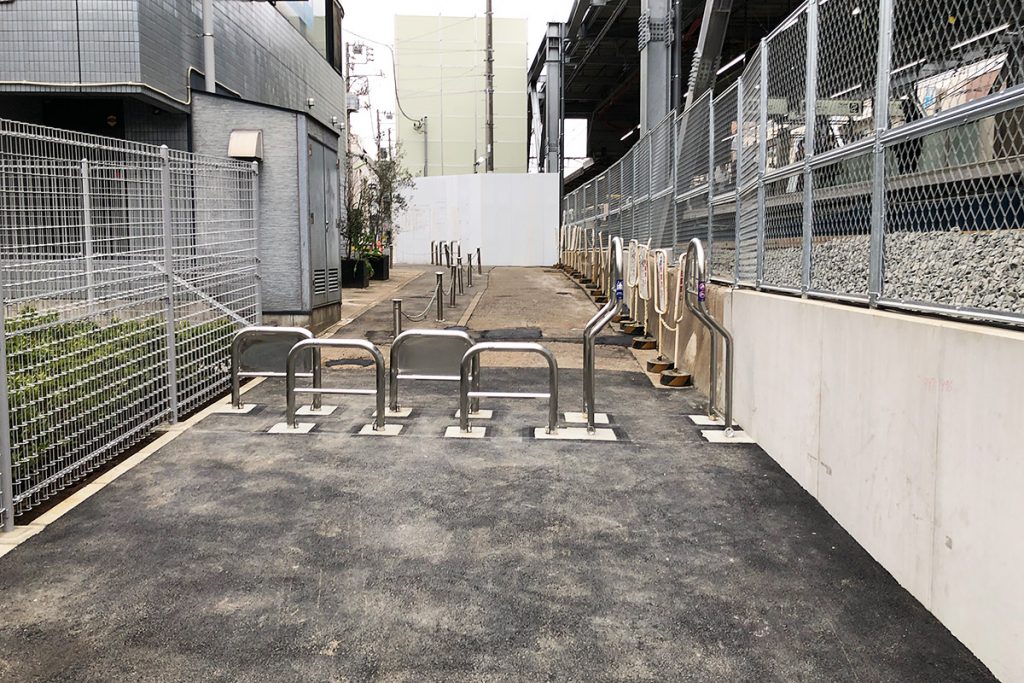 柵を抜けてさらに進むと