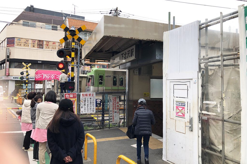 井の頭線西口の踏切につながります